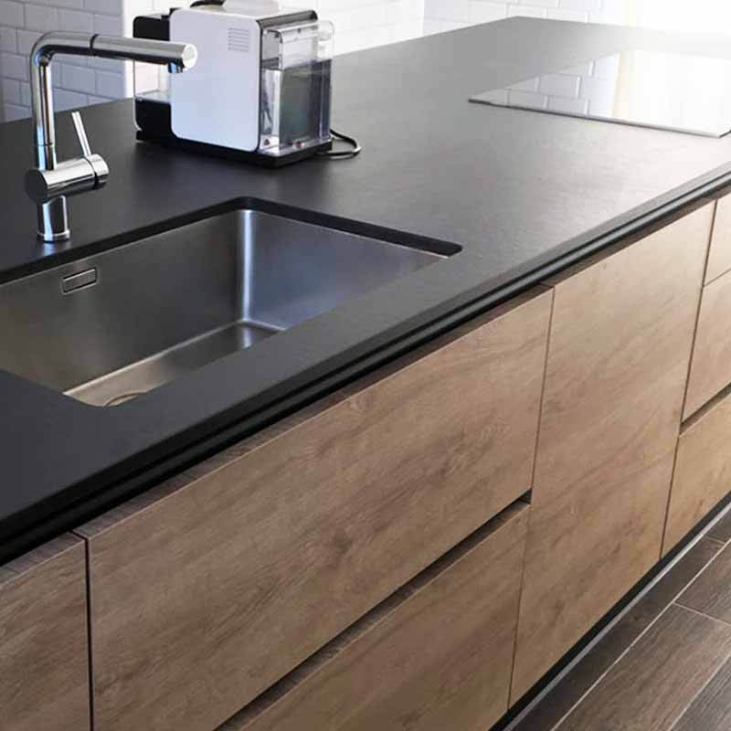 Plan de travail cuisine et salle de bain en Dekton® sur mesure Sirius